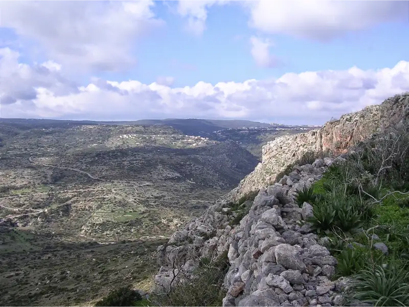 Teile der Befestigungsmauer Blick von Paleokastro nach Viaradika und Mitata